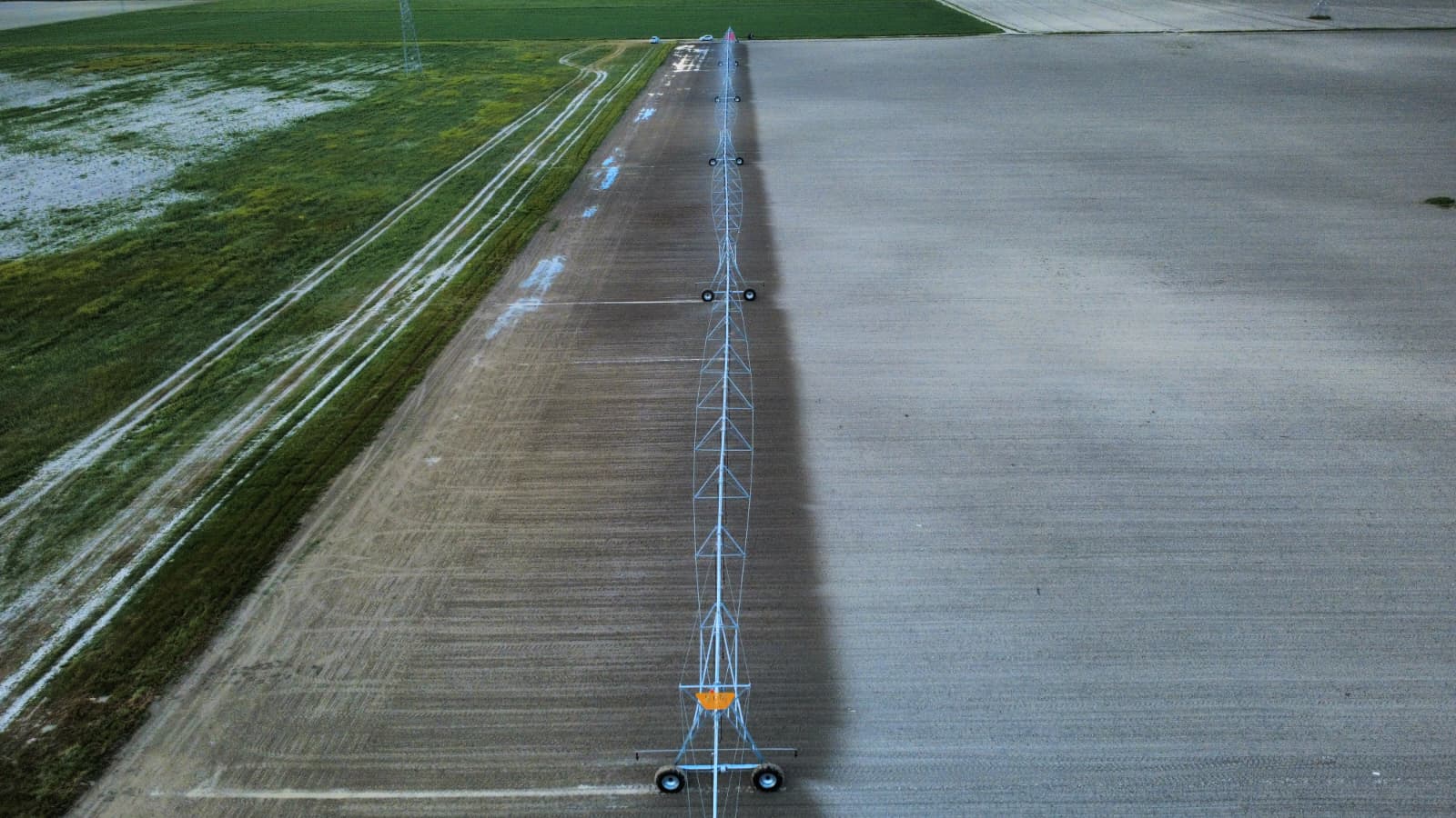 The irrigation span from above, with its towers in a straight line